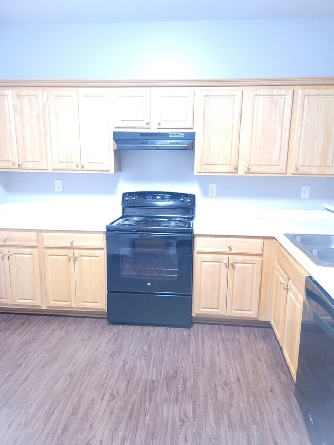 Building Photo - Two Bedroom Oakwood Townhome