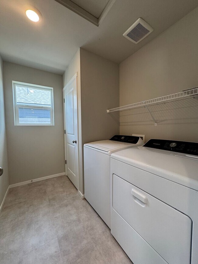 Building Photo - HUGE NEW PET FRIENDLY