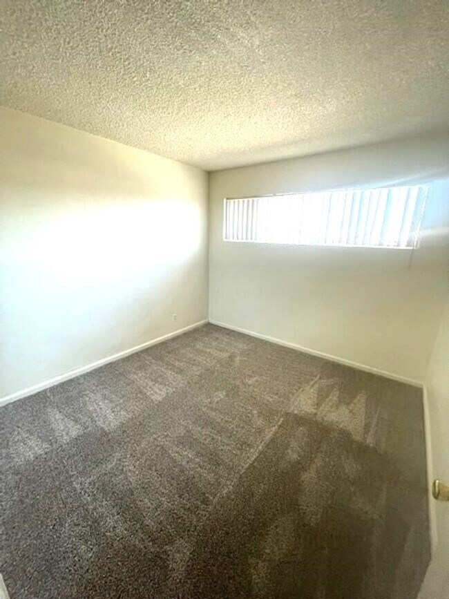 Building Photo - $1650 / 1 bedroom, with low move in costs