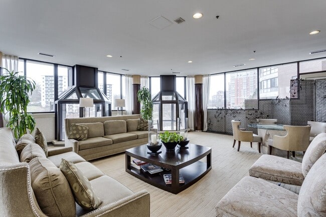 Building Photo - 1600 N Oak St