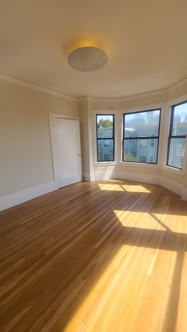 Building Photo - Full of Natural Light & Character Apt in N...