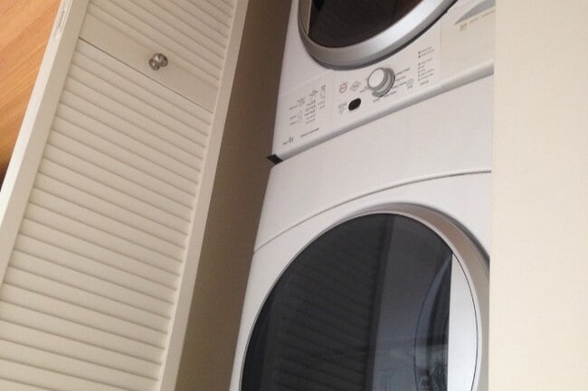 Washer & Dryer - 1154 S Barrington Ave