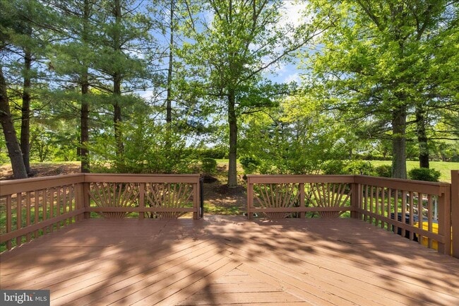 Building Photo - Beautiful End Unit Townhome in Bluffs At Deep Creek!
