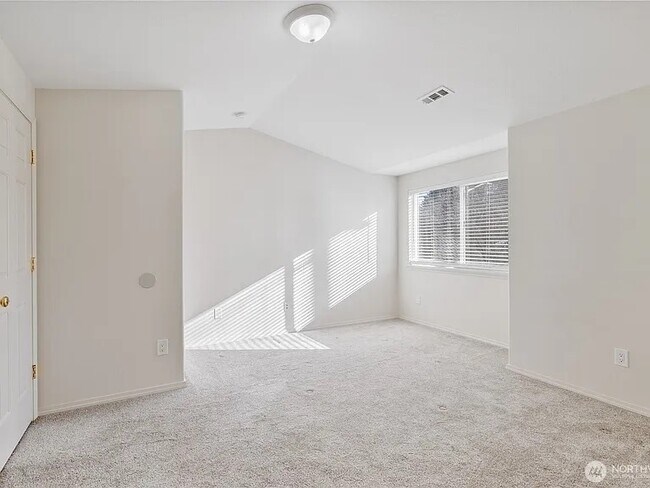 Building Photo - 12202 NE 39th St