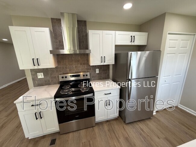 Building Photo - 1300 Evaline Dr