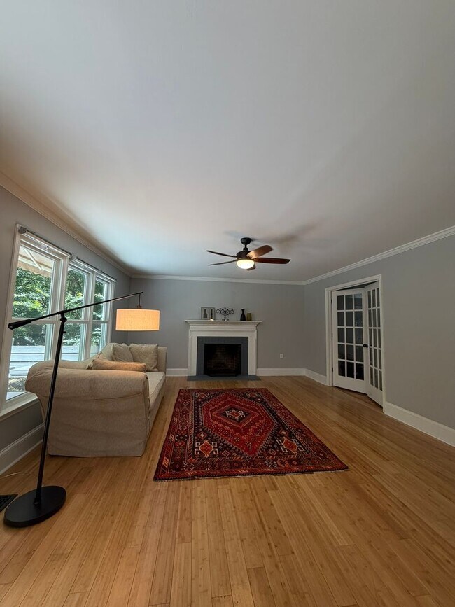 Building Photo - Beautiful East Side Home