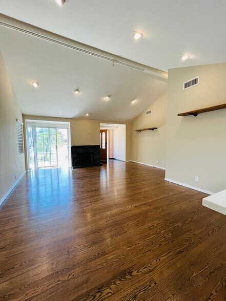 Building Photo - 729 Orange Dr