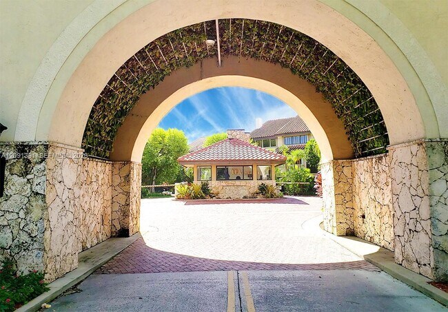 Building Photo - 2000 S Bayshore Dr