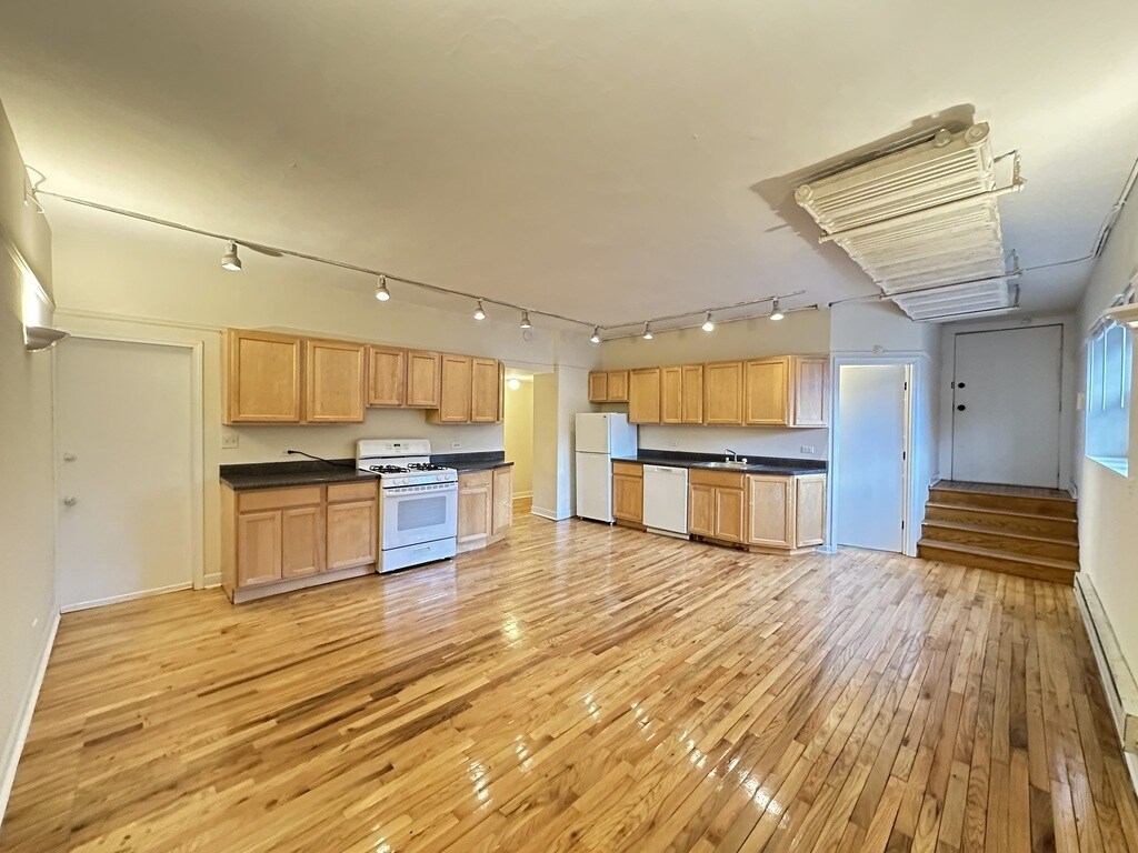 Building Photo - 3509 N Sheffield Ave