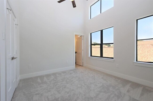 Building Photo - 820 W 22nd St