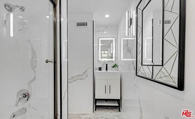 Building Photo - 418 N Bowling Green Way