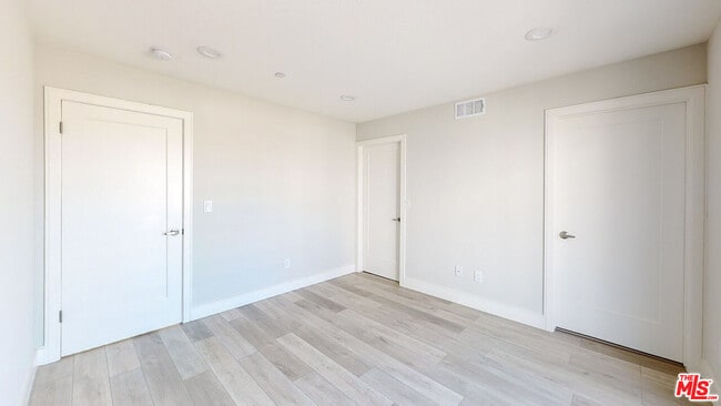 Building Photo - 953 N Mariposa Ave