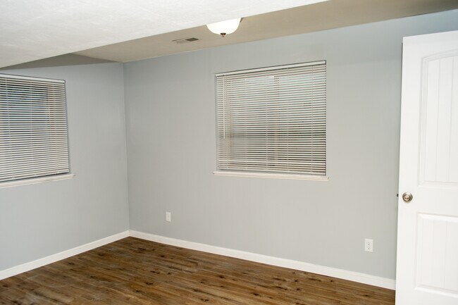 Building Photo - 564 800 E