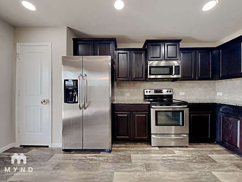 Building Photo - 717 Pinnacle Dr