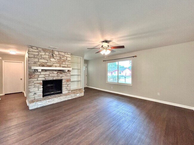 Building Photo - 3305 Oak Alley