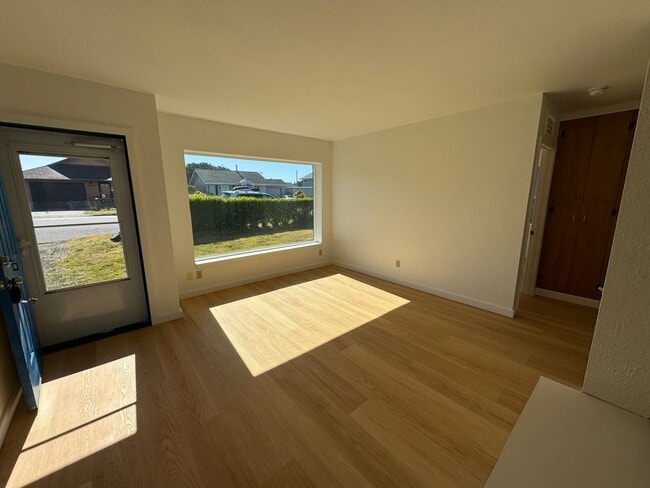 Building Photo - Adorable two bedroom cottage in Newport!