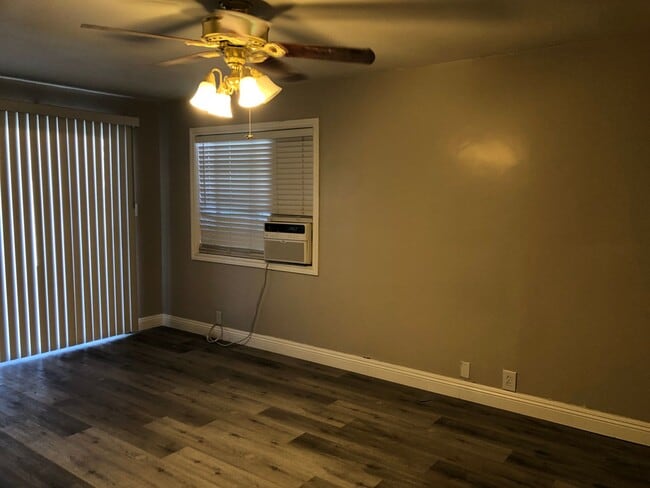 Building Photo - 4 BEDROOM / 2 BATH SINGLE FAMILY HOME W/ CASITA