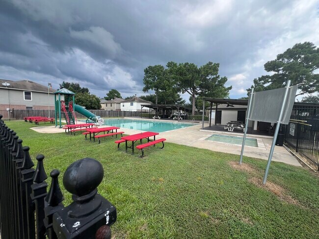 Building Photo - 19530 Sandy Woods Dr