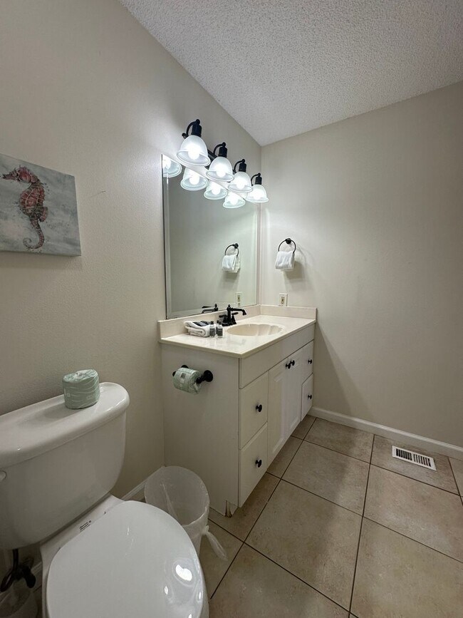 Building Photo - Furnished Townhome within walking distance...