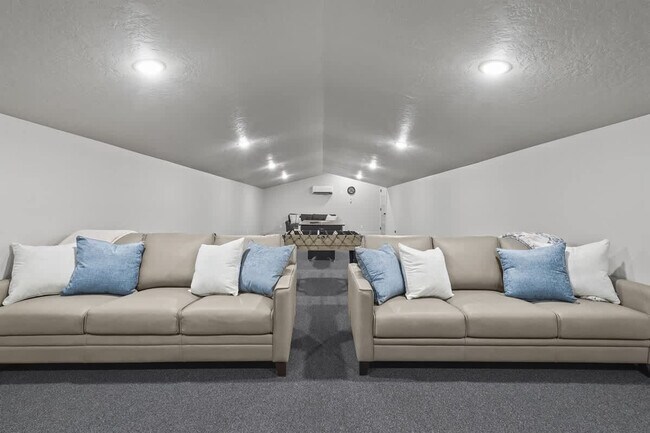 Building Photo - 303 CM Rdg Ln