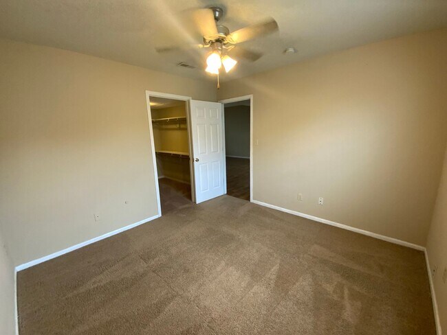 Building Photo - 3 Bedroom 2 Bathroom Duplex