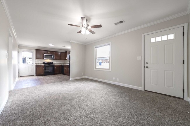 Building Photo - Look and Lease Special! $200 off rent!!!