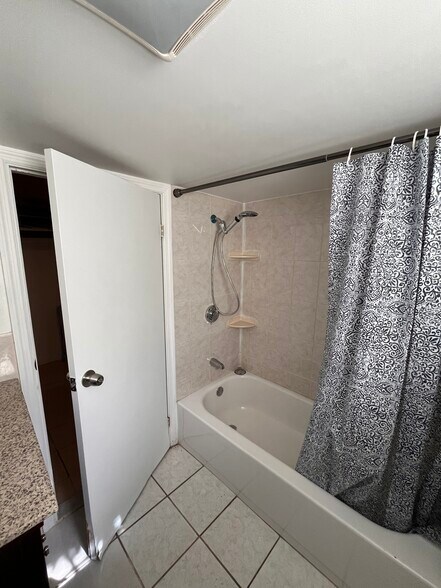 Building Photo - 121 Shore Dr