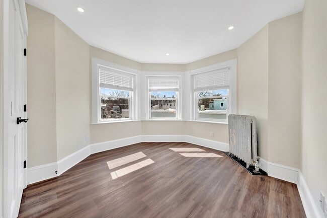 Building Photo - 105 School St