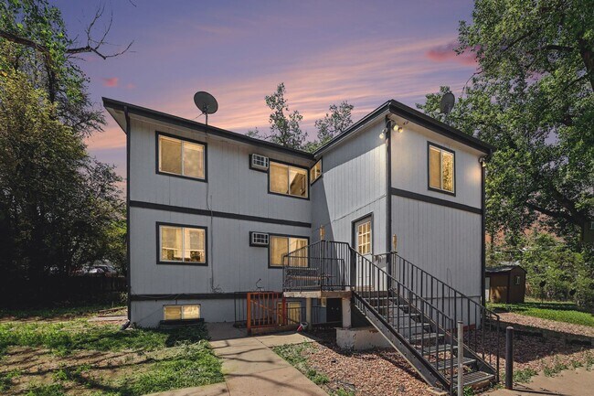 Building Photo - FOR RENT! Beautifully Remodeled 2 Bed/1 Bath Unit – Don’t Miss Out!