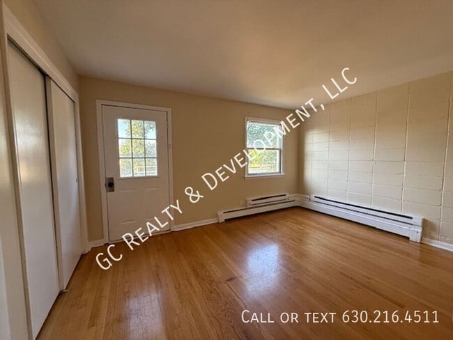 Building Photo - 253 Uteg St