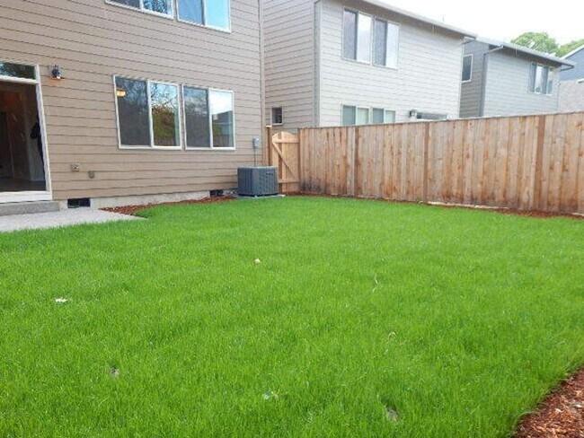 Building Photo - 5 Bedroom Beaverton Home!!!