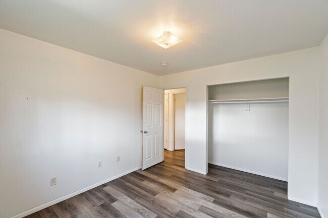 Building Photo - 833 Ponderosa Dr