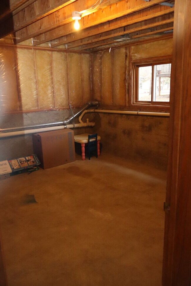 Building Photo - Spacious Home with Large pet friendly yard