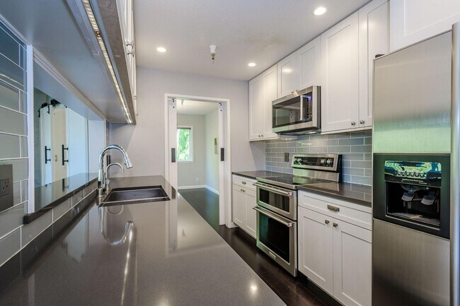 Building Photo - EPIC REA:End-Unit & Top 2 Floor (Penthouse...