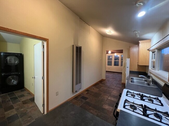 Building Photo - 3030 Park St