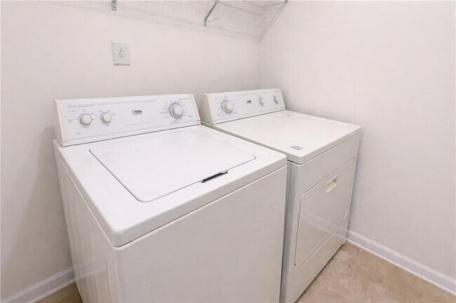 Building Photo - 3075 Kentmere Dr