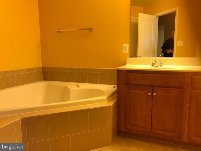 Building Photo - 21927 Windy Oaks Square