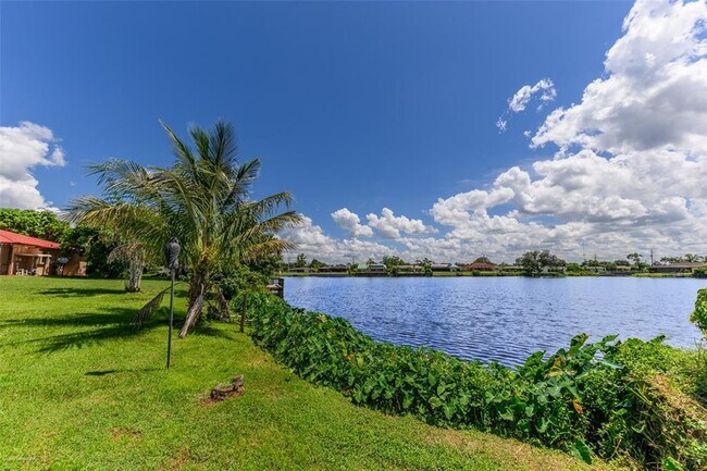 Building Photo - 2498 Abscott St