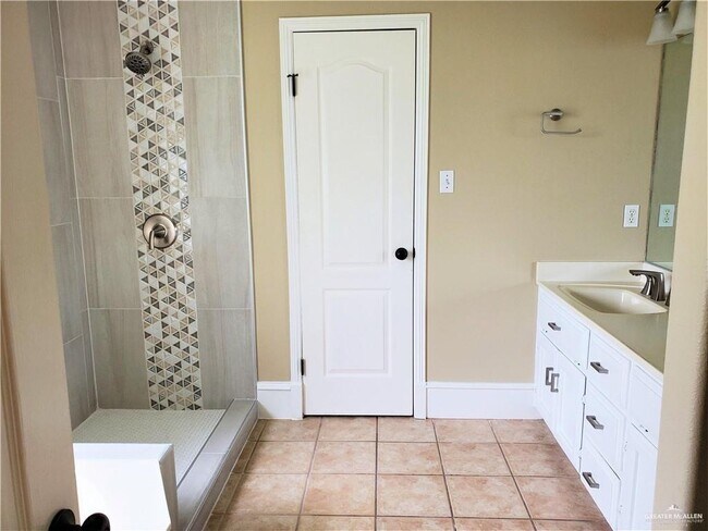 Building Photo - 16 Wisteria Ave