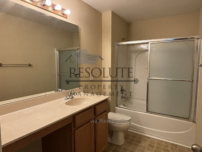 Building Photo - 4 Spicewood Ct