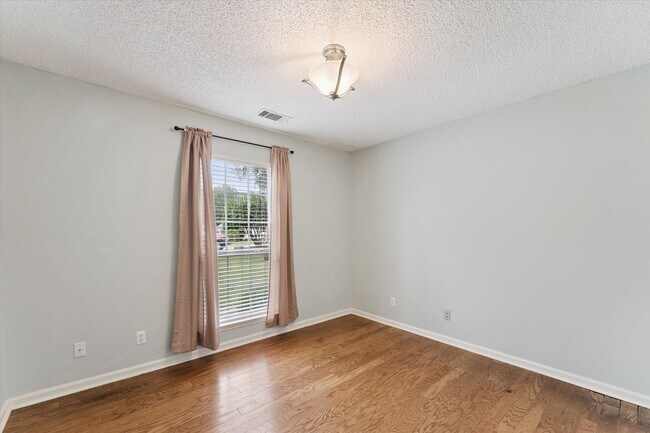 Building Photo - AVAILABLE OCTOBER 2025! [PET FRIENDLY]