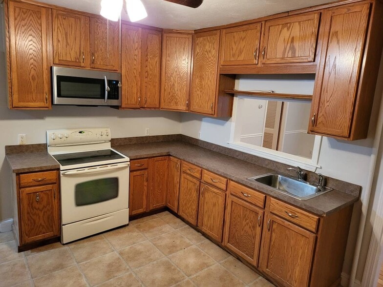 Building Photo - 517 Summer St