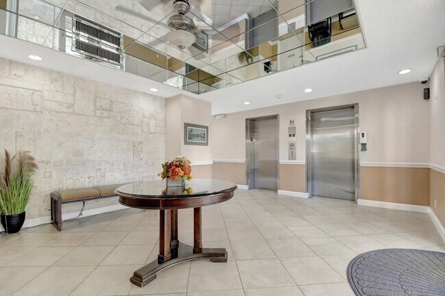 Building Photo - 2555 NE 11th St