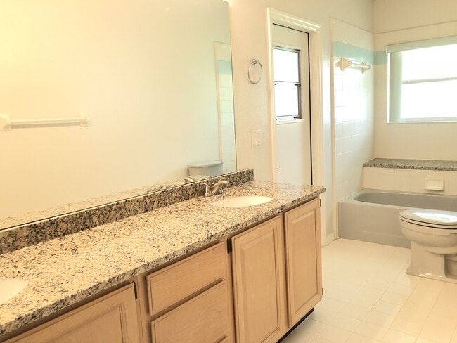 Building Photo - Beautiful Home with Water View in Eastwood!