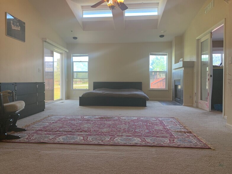 Master Bedroom (with king bed) - 9385 Burchell Rd
