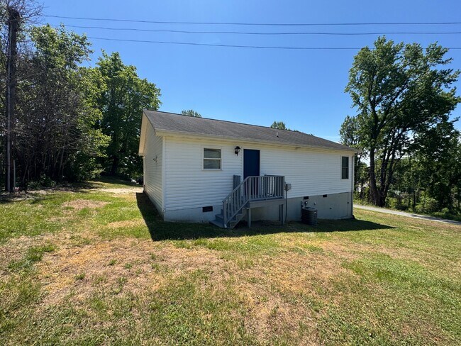 Building Photo - 2105 Harpertown Dr