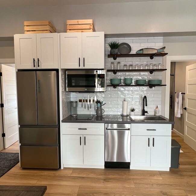 Building Photo - CALL FOR SPECIAL!!!Open for FALL and Winte...