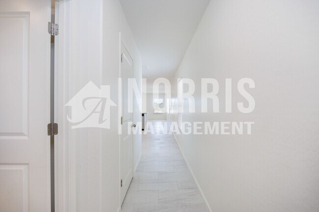 Building Photo - Newer Home in Eloy