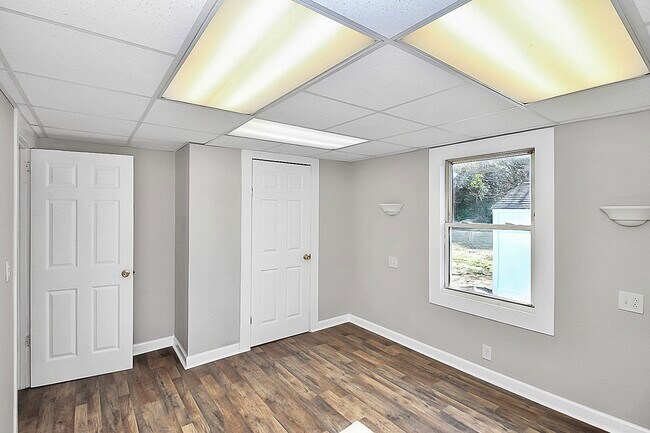 Building Photo - 209 Fairdale St