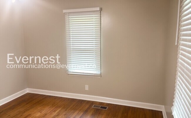 Building Photo - 4 Bed, 2 Bath Home with Fenced Yard / Pet-Friendly / Available Now!